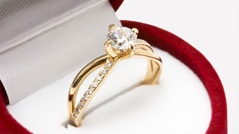 Diamond and yellow gold engagement ring