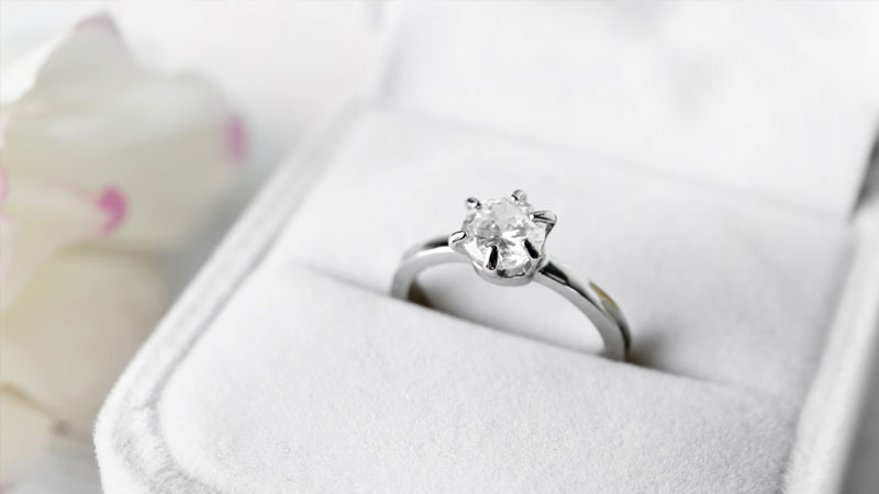 Engagement ring with platinum prong tips