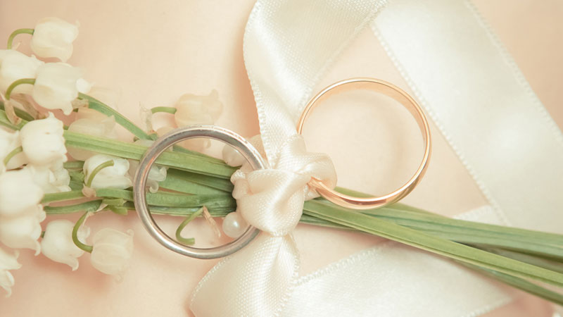 Rose gold vs. white gold wedding rings