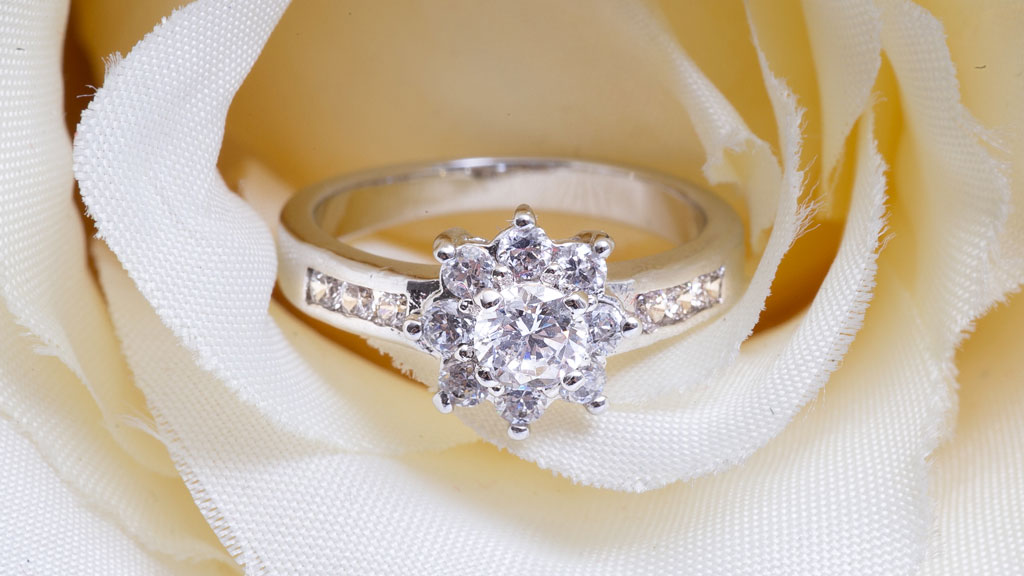 Diamond White Gold Engagement Ring | KLENOTA