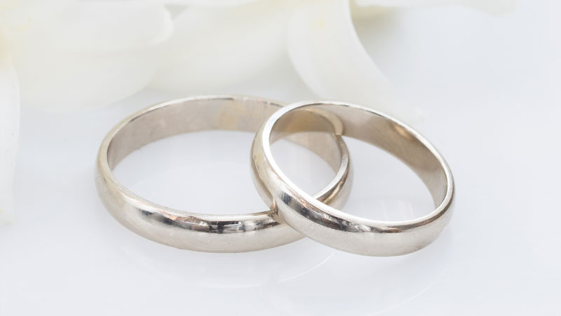 Wedding band jewellery set in unplated white gold