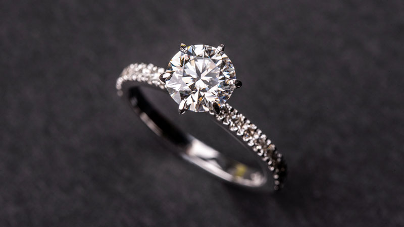 A round shape center diamond, the most popular choice for engagement rings.