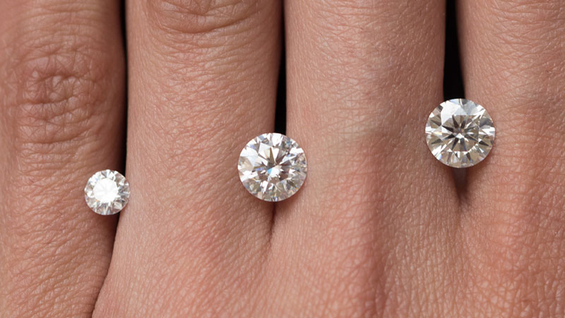 Round diamonds of different sizes.