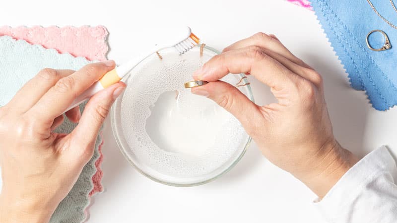 Cleaning white or yellow gold rings with toothbrush