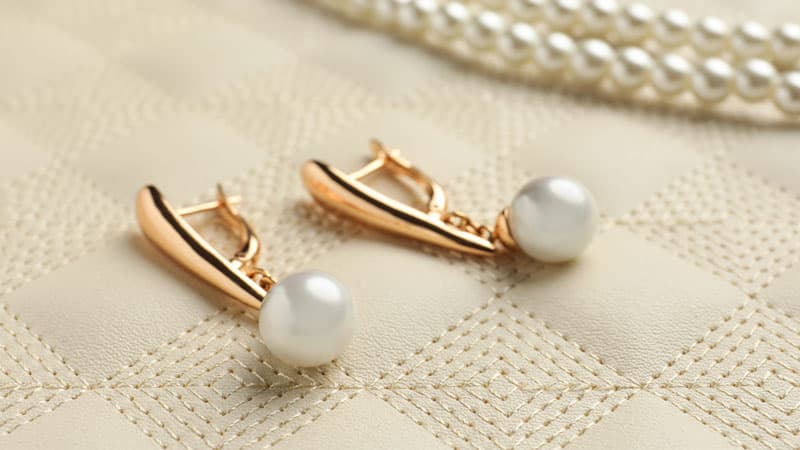 Pearl earrings in 14k yellow gold