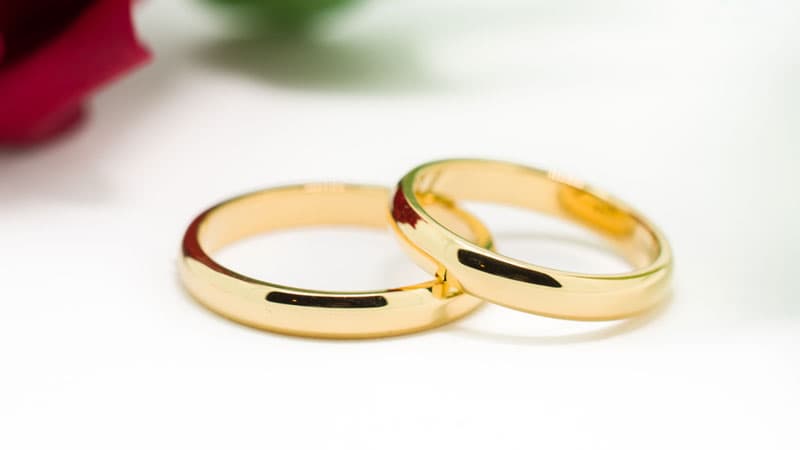 A pair of 18k gold wedding bands