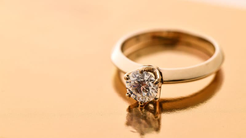 Engagement ring of yellow gold color