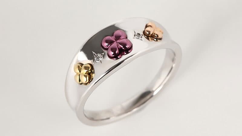 White colored gold ring with yellow, rose and purple gold pieces