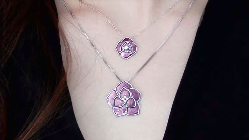 Flower necklaces filled with amethyst gold