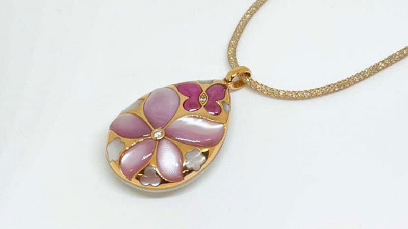 Shell pendant inlaid with purple-pink gold