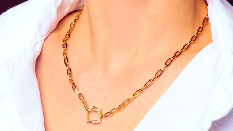 A necklace chain of 18k gold or 750 fineness.