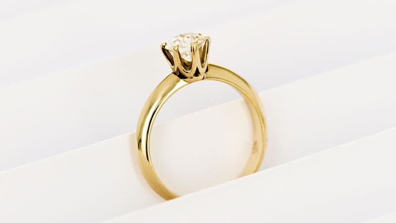 Diamond engagement ring in yellow gold